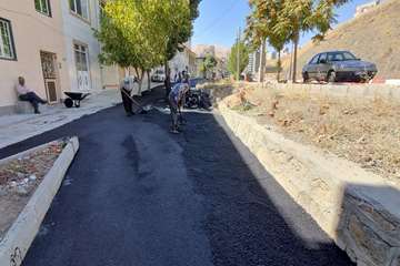 ملیات آسفالت حریم پیاده رو بلوار تعاون کوی گوران در راستای تسهیل در تردد عابرین پیاده و رضایتمندی شهروندان:.
